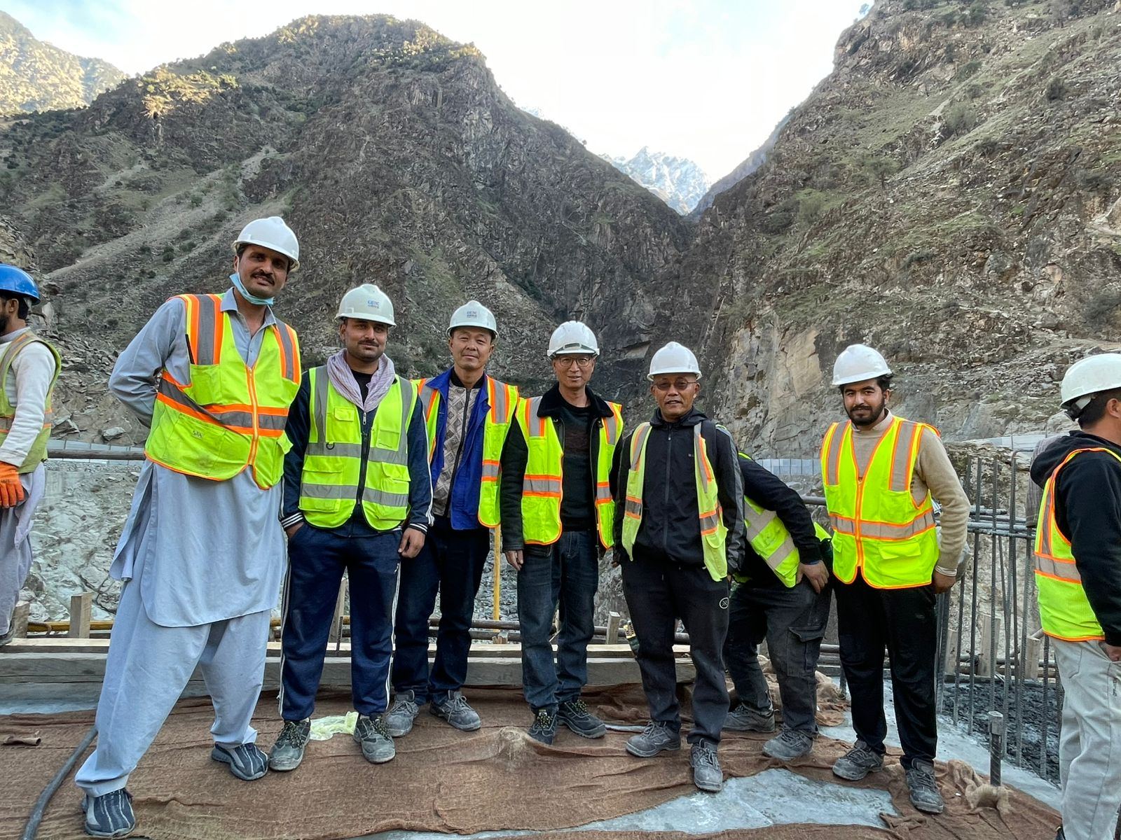Site team including CGGC engineers at the K37 bridge deck